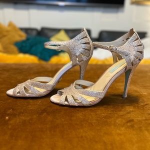 Blue by Betsey Johnson Tee Sandals in Champagne Glitter Size 8.5